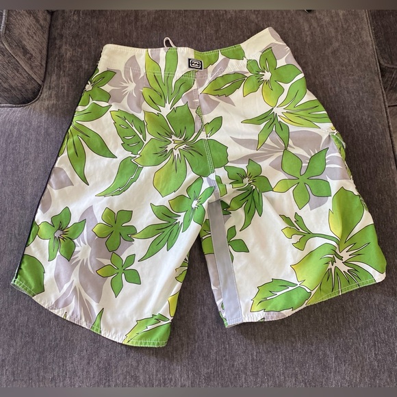 2 for $19 Boardshorts Billabong Green/White & White/Blk both Size M / 33” Waist - Picture 4 of 16